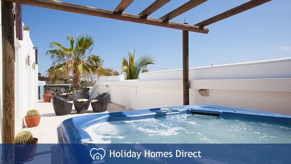 Villa Crusoe outdoor jacuzzi in Lanzarote