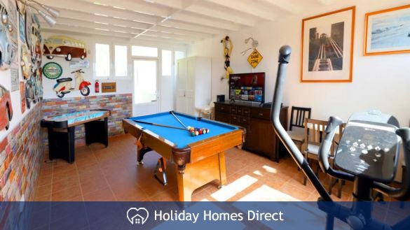 Villa Antares private pool table