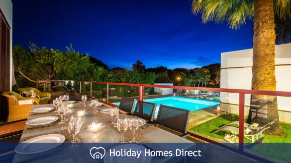 Vale de lobo outdoor dining area at night